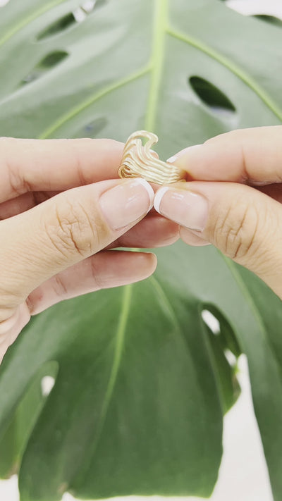 ナル・リング（ゴールド）をはめた女性の手のビデオ製品 - Maui Divers Jewelry