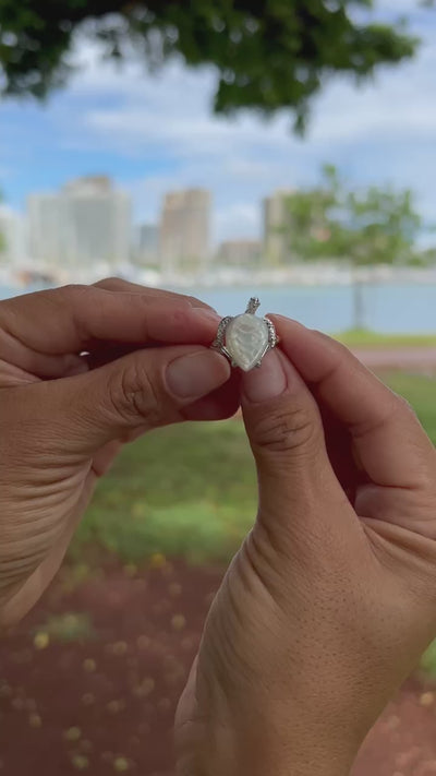 Video of a woman's hand wearing a Honu Mother of Pearl Ring in White Gold - 18mm - Maui Divers Jewelry